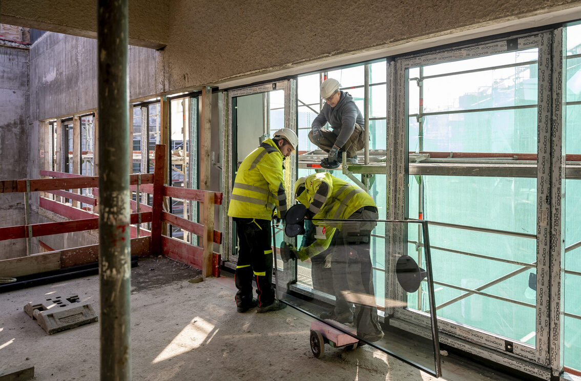 Operai edili al lavoro sulle finestre.