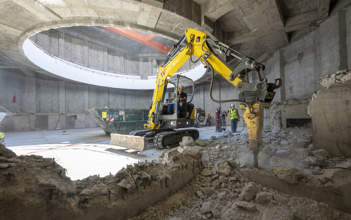 Escavatore nella sala del consiglio.