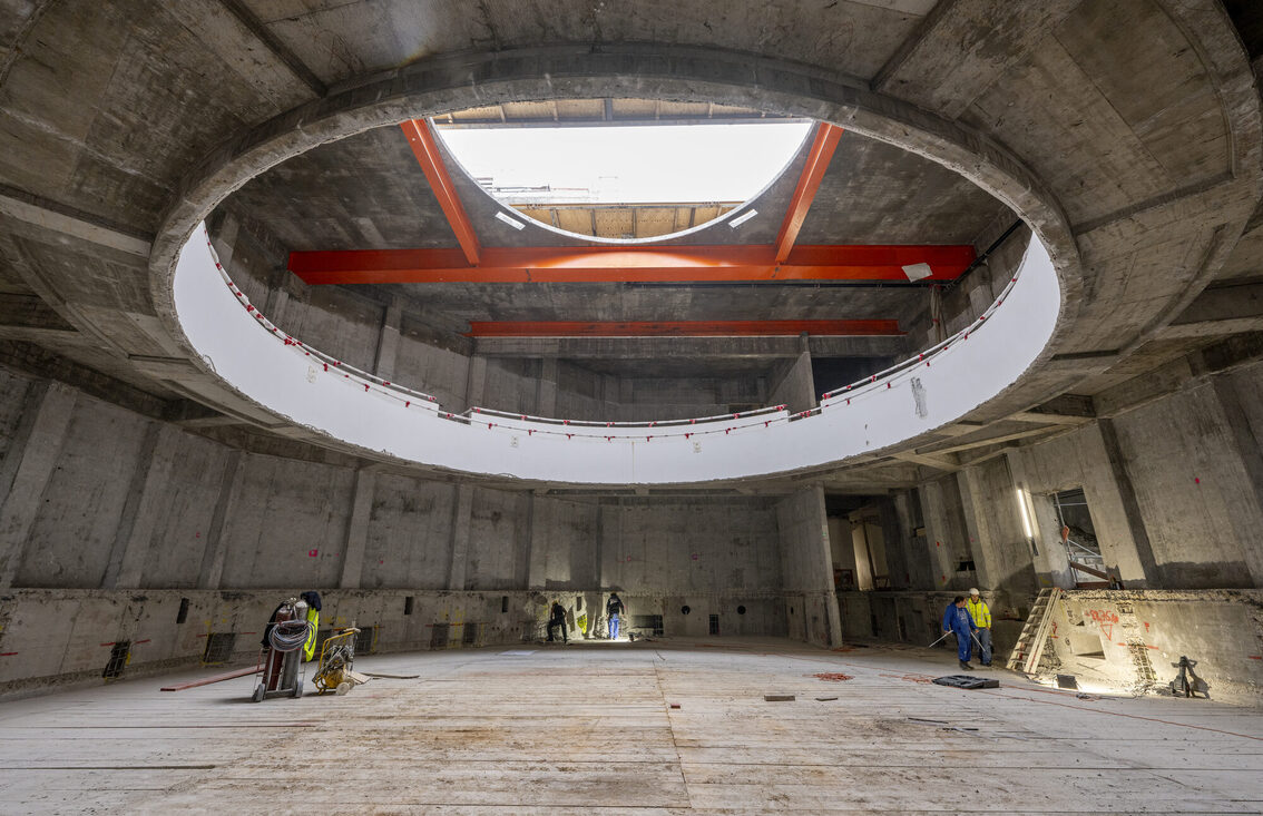 Sala del Consiglio, sventrata con un buco nel soffitto.