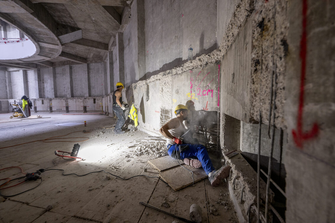 Operai edili lavorano nel municipio.