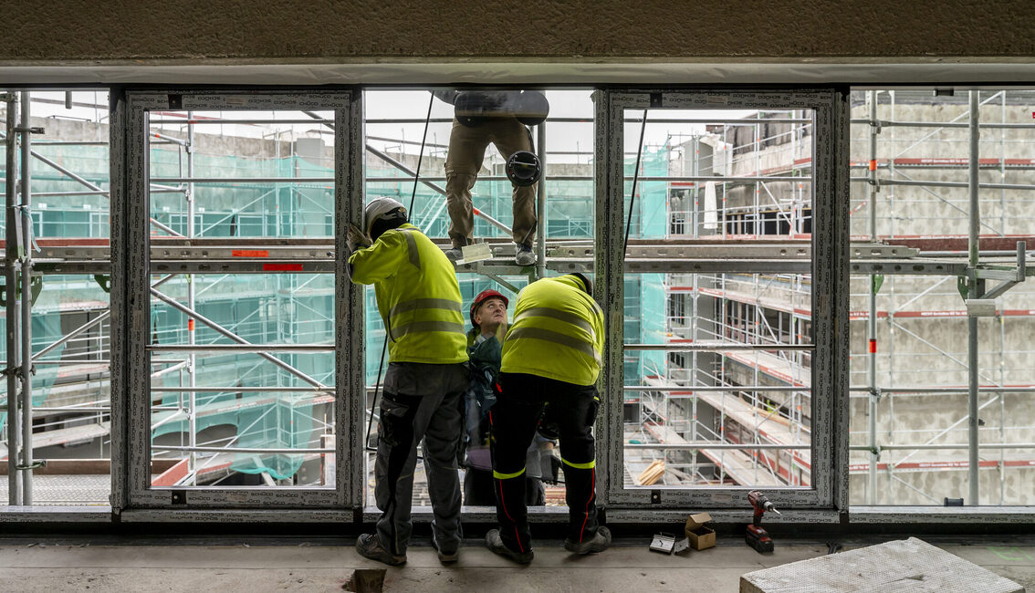 Gli operai lavorano alla facciata della finestra.