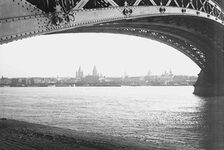 Blick auf Mainz unter dem Bogen der Rheinbrücke hindurch