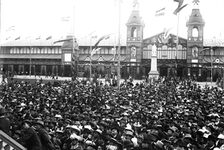 Bundesschießen 1894: Menschenmenge vor der Festhalle