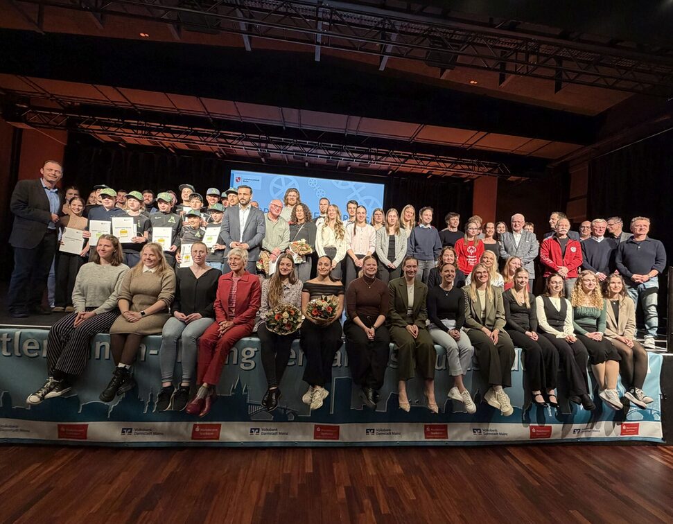 Gruppenbild der Sportler:innen-Ehrung 2026