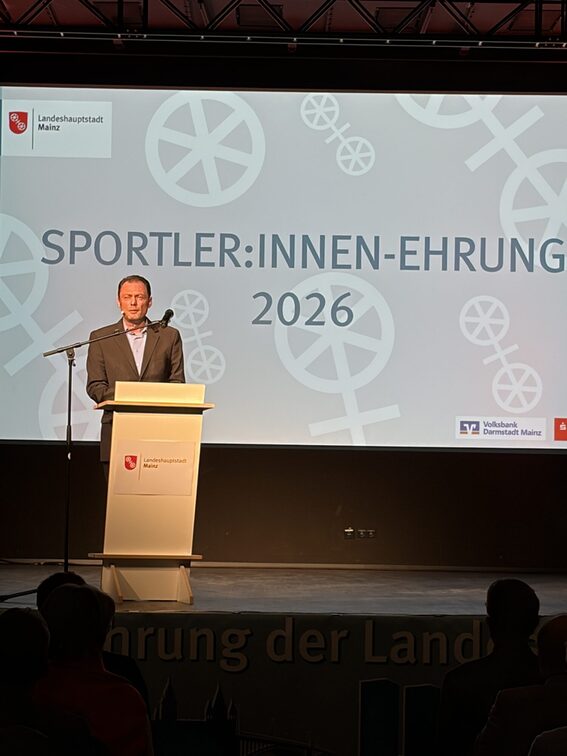 Sportdezernent Daniel Köbler bei der Sportler:innen-Ehrung 2026