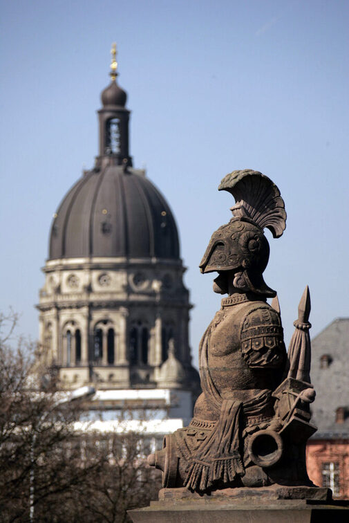 Statue und Christuskirche im Hintergrund