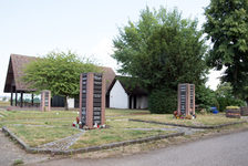 Bildergalerie "Friedhöfe - Mainz-West" Nie allein: Ein Gemeinschaftsgrabfeld mit Erinnerungsstele.