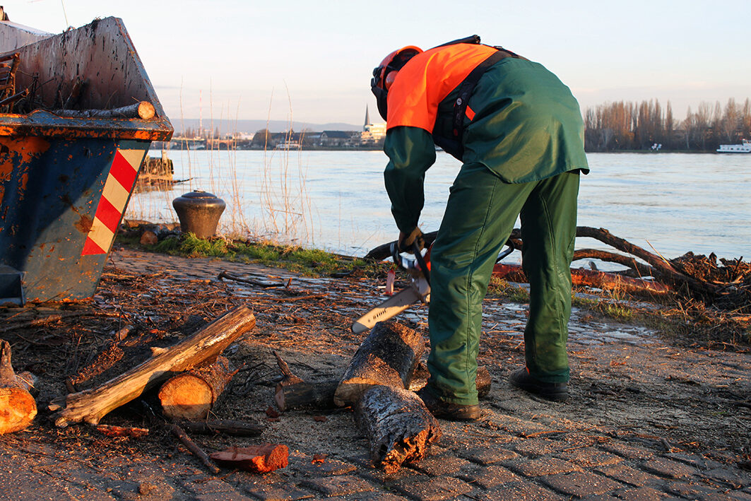 Aufräumarbeiten nach einem Rheinhochwasser