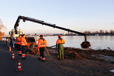 Bildergalerie "Hochwasser - Aufräumarbeiten" Per Greifer werden größere Fundstücke aus dem Wasser geholt.
