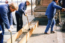 Bildergalerie "Hochwasser - Archivbilder" Alles Handarbeit: Mit Holzbalken und Sand gegen die Flut.