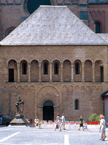 Zu sehen ist die Gotthardkapelle des Mainzer Dom
