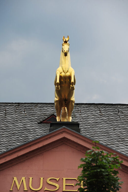 Goldenes Ross auf dem Dach des Landesmuseums