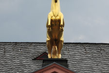 Bildergalerie Golden-Ross-Kaserne Goldenes Ross auf dem Dach des Landesmuseums Mit dem Landesmuseum Mainz ist heute eines der ältesten Museen in Deutschland in der ehemaligen "Golden-Ross-Kaserne" zu Hause. 2001 bis 2010 wurde das Museum umfassend umgebaut und saniert.