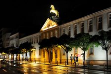 Bildergalerie Golden-Ross-Kaserne Landesmuseum bei Nacht Der zweigeschossige Bau unter dem Ross diente als kurfürstlicher Marstall. Zusammen mit dem Wohnhaus an der Schießgartenstraße und einem Hofflügel wurde er 1766/67 nach Plänen des Baudirektors Jakob Josef Schneider errichtet. Bereits vor 1750 wurde das Wohnhaus an der Bauhofstraße 1 erbaut. Das Haus des Oberstallmeisters diente als kürfürstliche Kameralverwaltung.