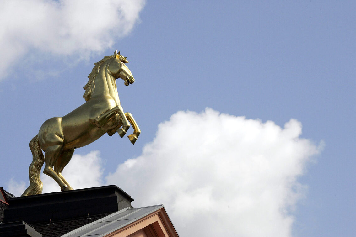 Goldenes Ross vor blauem Himmel