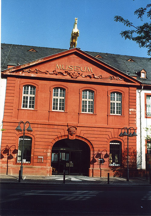 Das Portal des Landesmuseums in der Golden-Ross-Kaserne