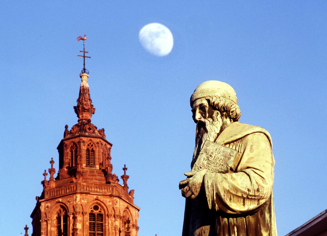 Gutenberg-Denkmal mit Dom und Mond im Hintergrund