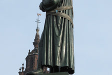 Bildergalerie Gutenberg Denkmalrestaurierung Gutenberg-Statue am Kran, im Hintergrund der Dom Die Gutenberg-Statue am Kran, kurz vor dem Aufsetzen auf dem Sockel
