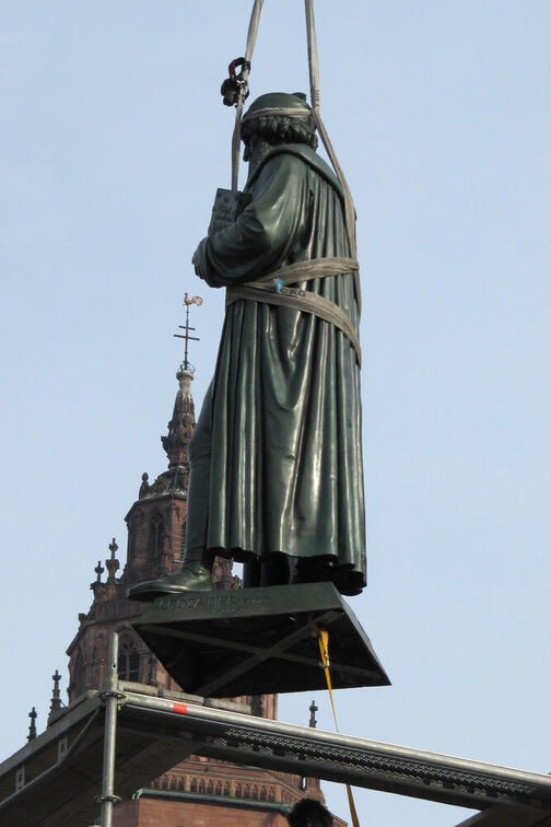 Gutenberg-Statue am Kran