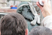 Bildergalerie Gutenberg Denkmalrestaurierung Gutenberg-Statue in misslicher Lage Handyfoto von Gutenberg-Statue