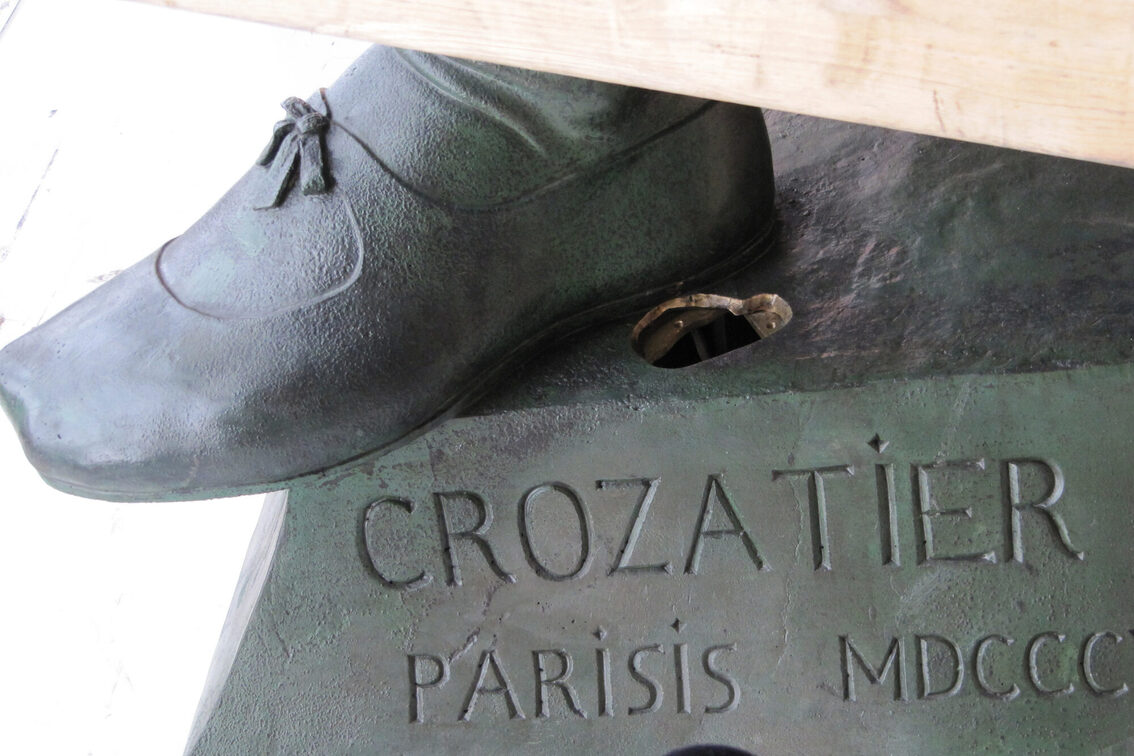 Restaurierter Fuß des Denkkmals