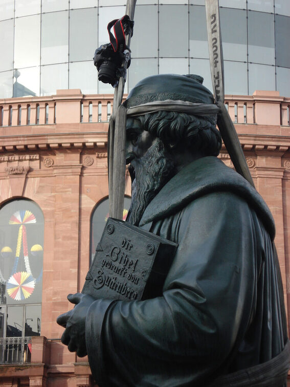 Gutenberg-Denkmal am Haken, im Hintergrund das Theater