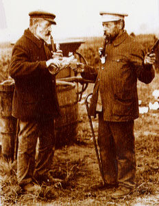 Historisches Bild einer Weinlese mit zwei Männern im Weinberg