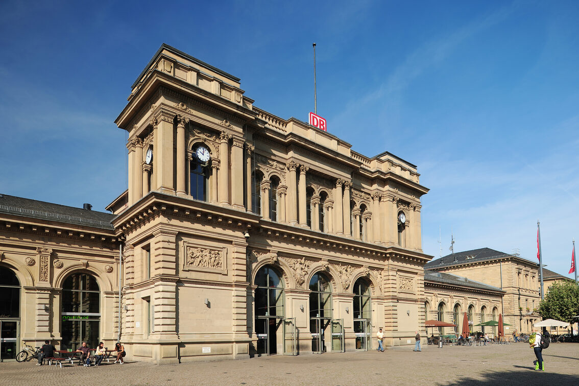 Mavi gökyüzüne karşı merkez istasyon