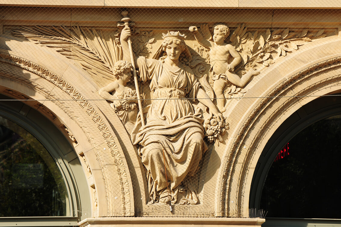 Ana tren istasyonu girişinin üzerinde kumtaşından yapılmış melek figürü