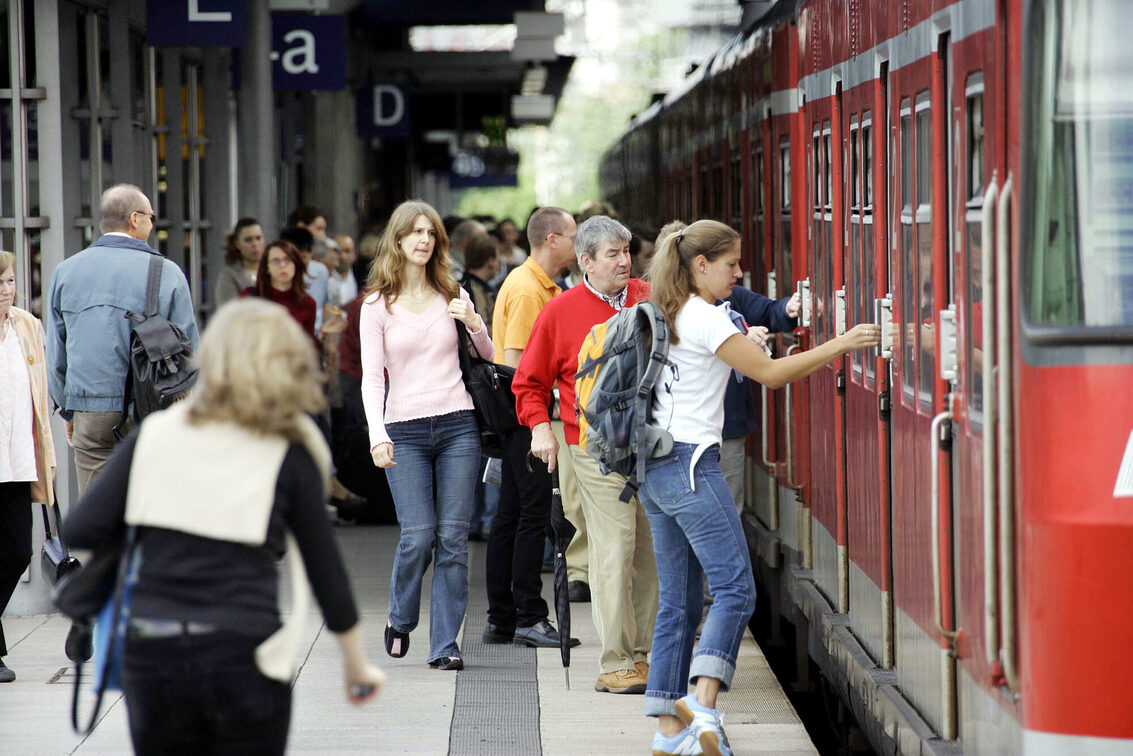 Yolcular trene biniyor