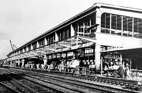 Ön planda raylar, arka planda platform ve bina