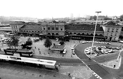 Mainz ana istasyonunun ön avlu ile birlikte dış görünümü 1980
