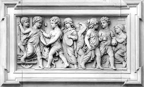 Girişin her iki yanındaki kabartmalarda putti tasvir edilmiştir.