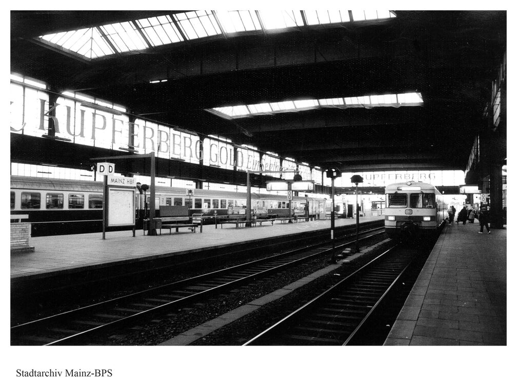 Mainz ana istasyonunda peron, raylar ve demiryolu 1987