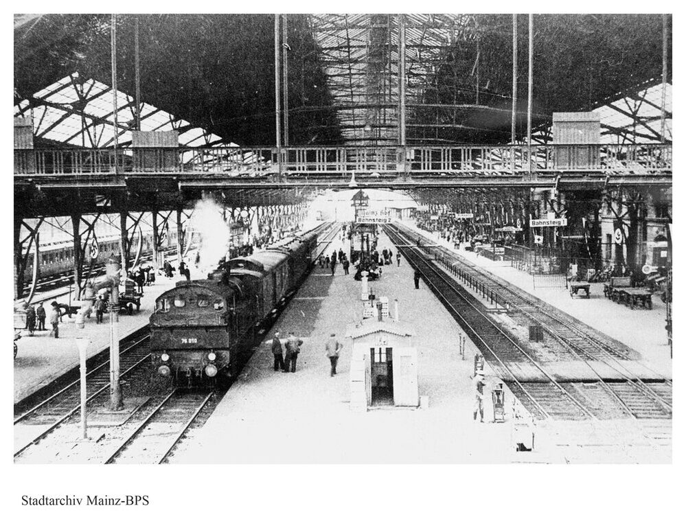 1935'te Mainz ana istasyonunda platform, raylar ve demiryolu
