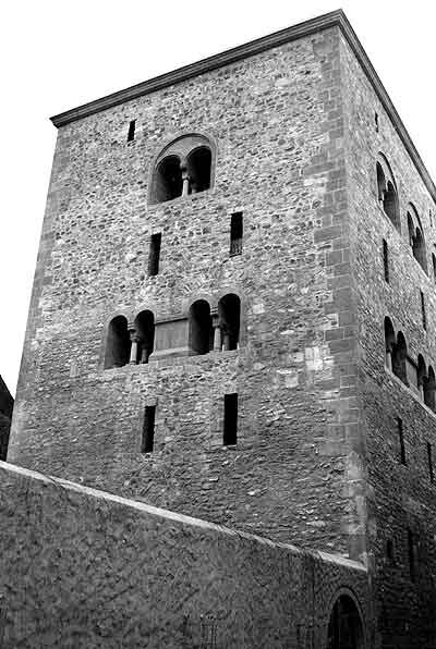 The residential tower seen from the southeast after the reconstruction work (1987).