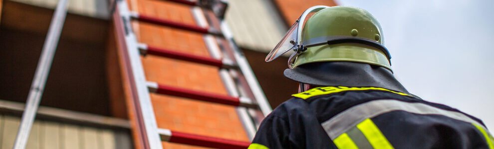 Feuerwehrmann vor einer Schiebleiter
