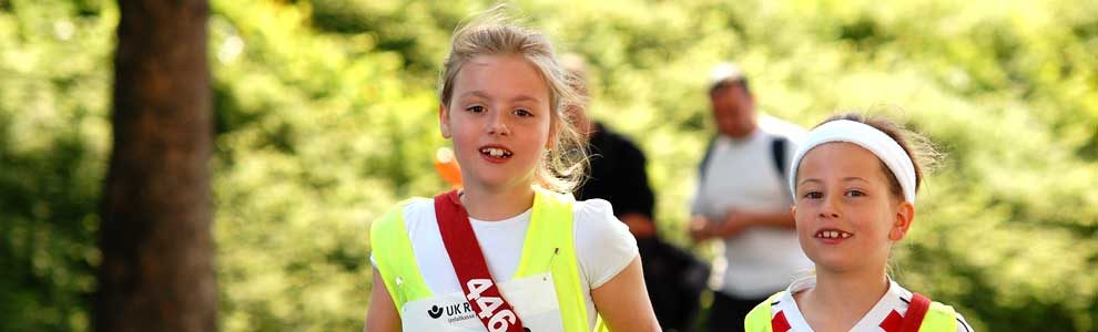 Zwei Schülerinnen beim Ekidenlauf