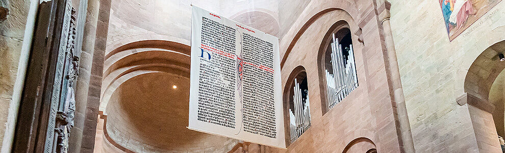 Die größte gedruckte Bibelseite der Welt im Mainzer Dom