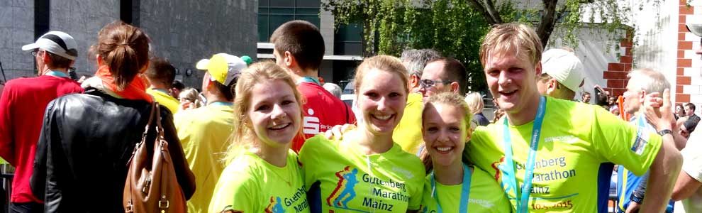 Geschafft - drei Läuferinnen und ein Läufer mit Medaillen