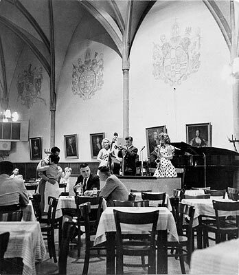 Salón de baile con banda en directo; grabación de 1958