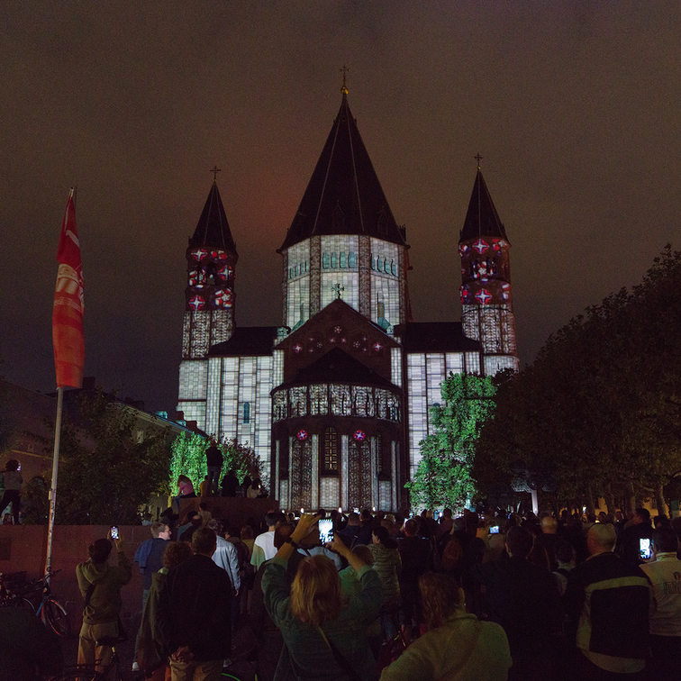 Illuminierte Gebäude in Mainz