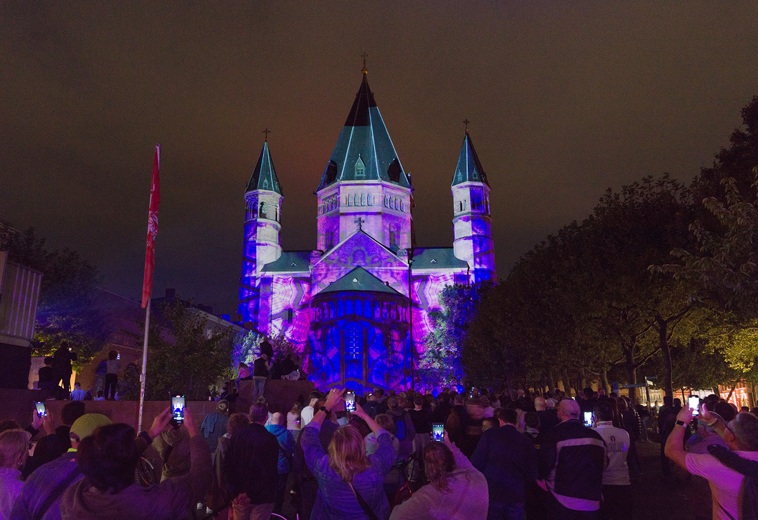 Illuminierte Gebäude in Mainz
