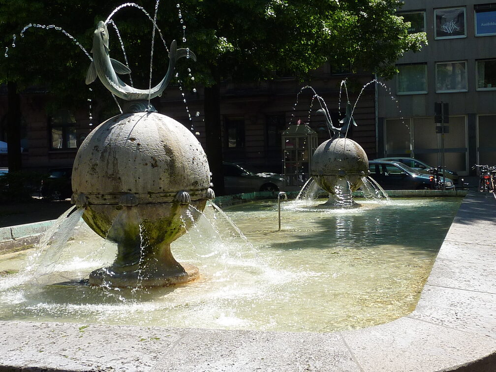 Blick auf den sprudelnden Fischtorbrunnen