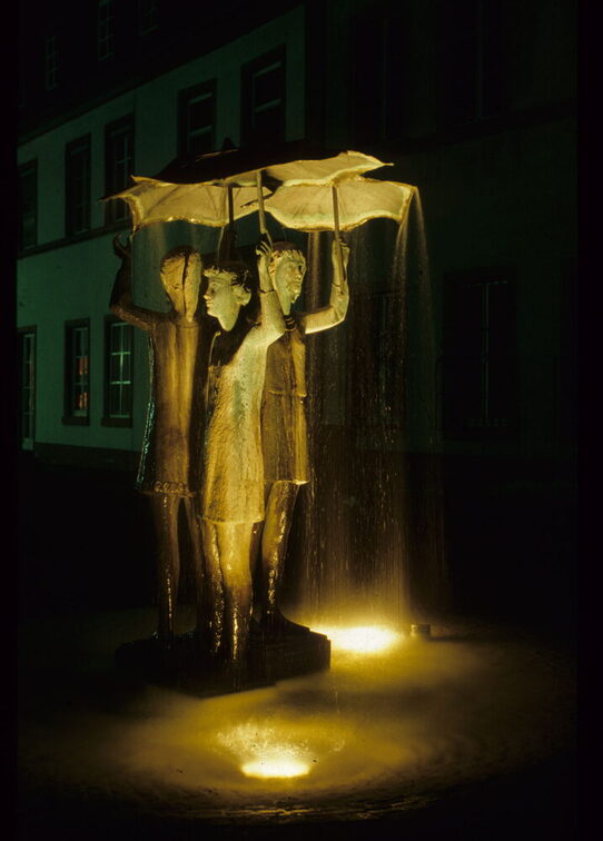 Der beleuchtete Mädchenbrunne auf dem Ballplatz bei Nacht