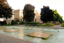 Bildergalerie Brunnenanlagen Hans-Klenk-Brunnen vor der Christuskirche Der Hans-Klenk-Brunnen auf dem Grünstreifen vor der Christuskirche wurde an Pfingsten 1962 zur 2.000-Jahr-Feier der Stadt Mainz vom gleichnamigen Unternehmer gestiftet.