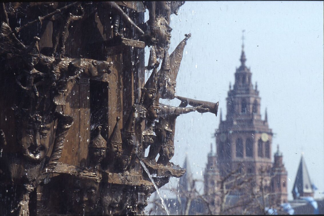 Details des Fastnachtsbrunnens, im Hintergrund der Westturm des Doms