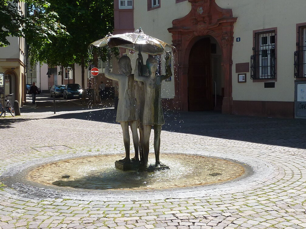 Mädchenbrunnen am Ballplatz