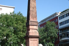 Bildergalerie Brunnenanlagen Der Neubrunnen vor blauem Himmel Durch das Bleichenviertel führt der "Brunnen-Spaziergang" weiter zum Neubrunnenplatz. Hier gibt es den Neubrunnen zu entdecken.