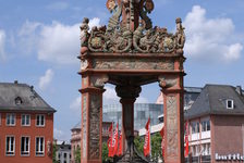 Bildergalerie Brunnenanlagen Marktbrunnen Ebenfalls auf dem Marktplatz befindet sich der historische Marktbrunnen. 1526 stiftet der Mainzer Erzbischof, Kardinal Albrecht von Brandenburg, den Bürgern seiner Stadt diesen beeindruckenden Brunnen, der heute nicht nur der älteste, sondern wohl auch schönste Renaissancebrunnen Deutschlands ist. (Weiterführende Informationen zum Markbrunnen finden Sie in der Rubrik Tourismus/Sehenswertes)